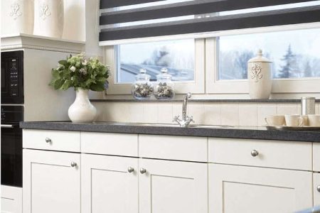 keuken zwart met rolgordijn duo